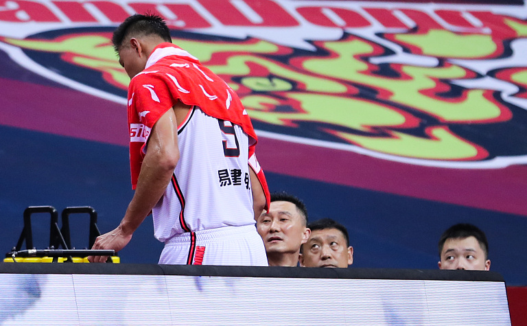 广东男篮|易建联肌肉拉伤！正式确定缺席半决赛，宏远危机四伏