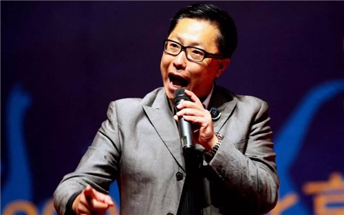 李阳|当初创办疯狂英语的李阳，迎娶娇妻身价过亿，为何却出家当和尚？