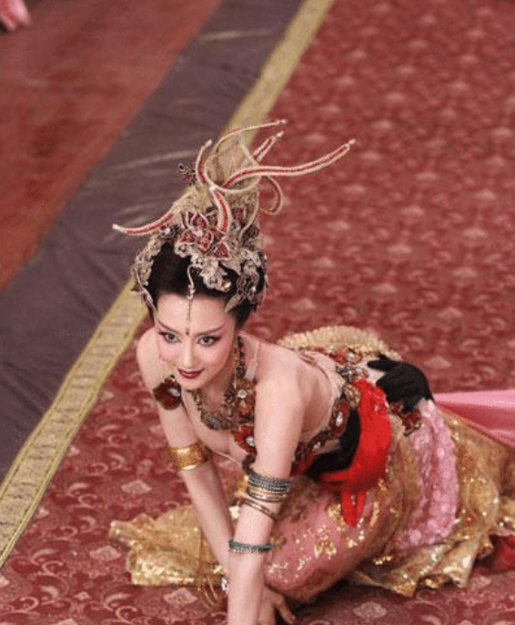 妲己|迪丽热巴被说太保守无法演妲己，但看到照片后全网打脸