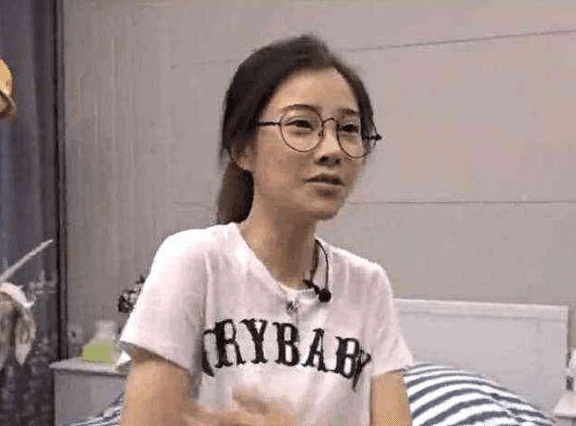 冯提莫@冯提莫直播忘开美颜，秒变40岁大妈狂掉粉，网友：又一个乔碧萝？