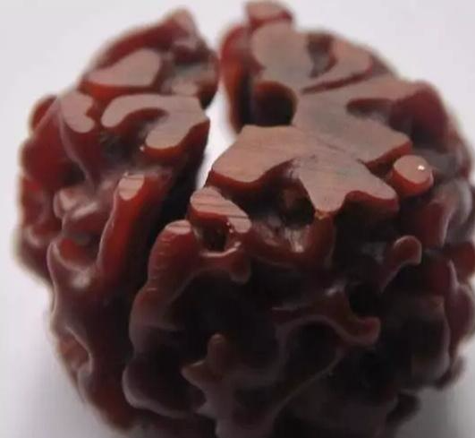 「金刚菩提」高价收藏的一串50年爆老金刚，被敲开后，玩友傻眼了