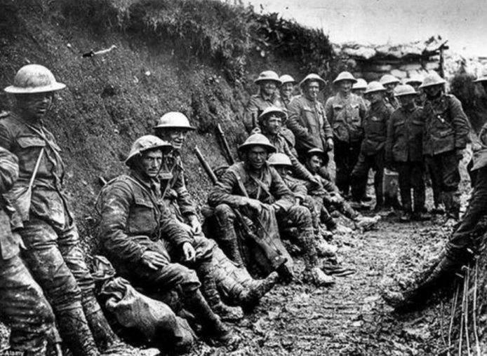 战壕：150人神秘消失，3年后才被发现仍在战壕里，他们依旧背着武器