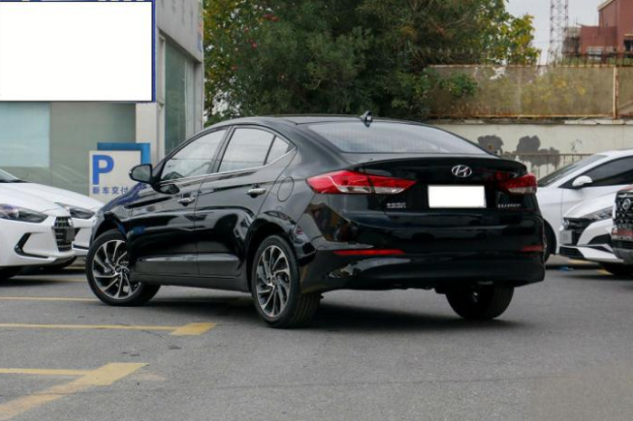 别克英朗：8万还看三缸别克英朗？这合资车四个缸，轴距2米7，百公里油耗5.5L