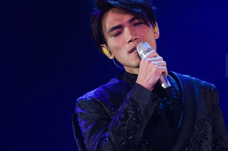 演唱会|演唱会迟到了“2小时”之久，忘词耍大牌都要占，最后他终于“凉凉”了！