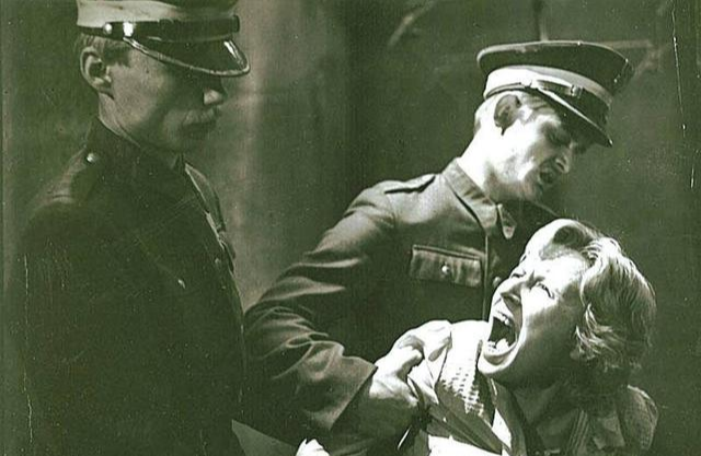 【苏联】当初东德领导人是出于什么考虑,放弃政权,与西德统一的?