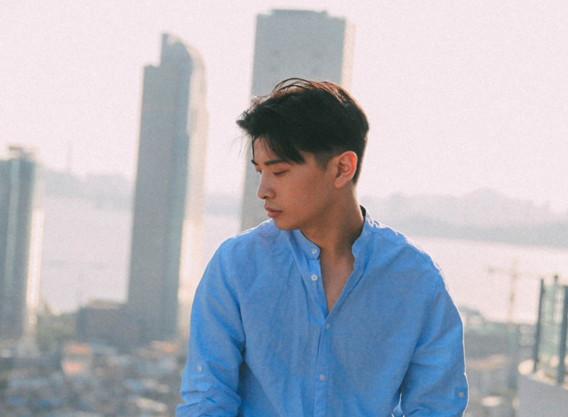 「满舒克」国内年轻的旋律说唱歌手，强大唱功吸粉无数，音乐节上不忘宠粉