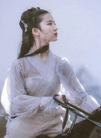 刘亦菲■刘亦菲“雨中骑马戏”为何被删？当看到她后背那刻，我就明白了