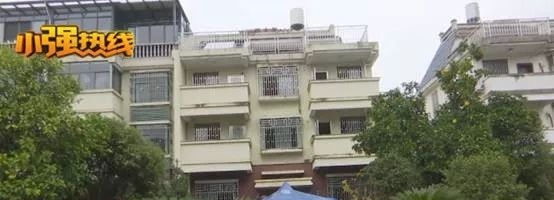 600多万买的别墅住不了，俩老人支帐篷堵门口：给50万才走