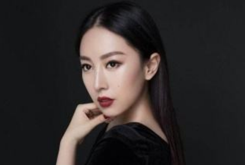 战狼3|她是“虚竹”老婆,演50部戏依然火不起来,如今安心在家带孩子