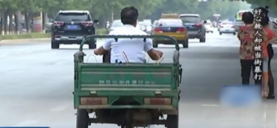 牙科:55岁大爷机动车道上救孩子,却被对方家长持砍刀暴打:谁叫你抱我家小孩