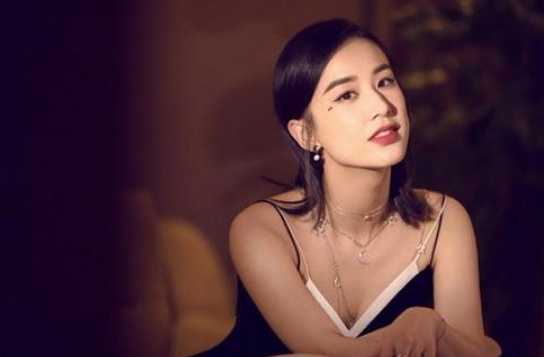 黄圣依|?有种“舞台装”叫黄圣依的裤子，明明穿的有，看着却像没穿一样