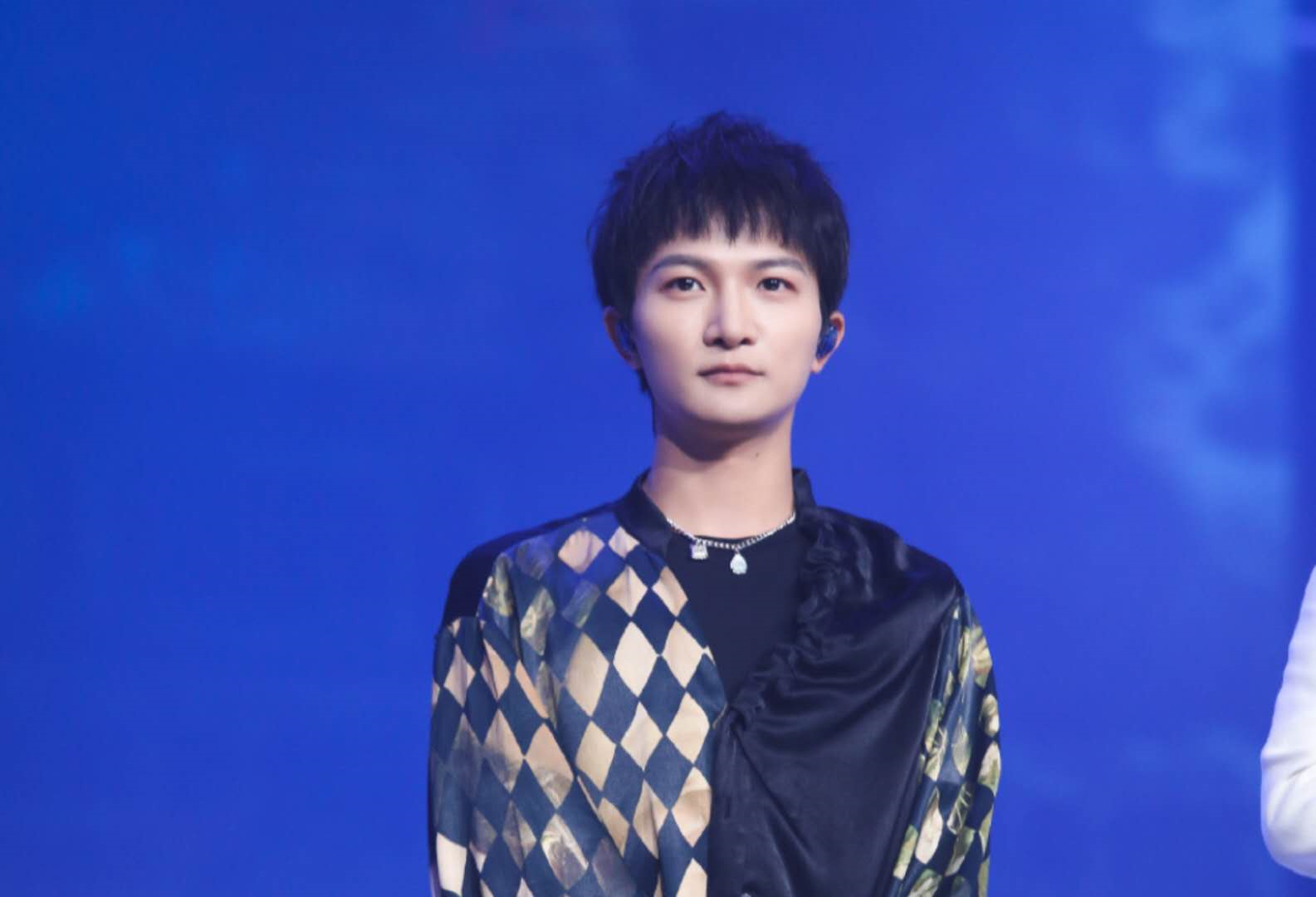 周深|卡布叻_周深全新单曲《我是你的谁》预热，七夕，我们和周深一起过吧