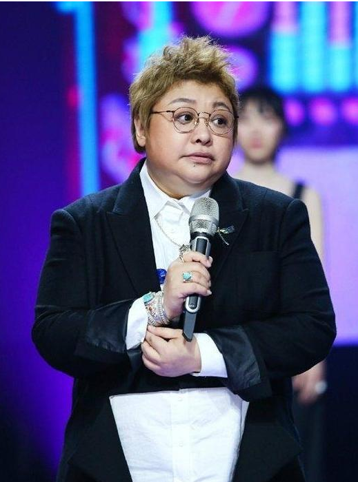 穿衣搭配|当徐峥有头发,韩红减肥很成功,李宇春留了长发后,你还能认出来吗?