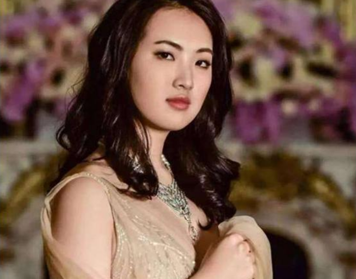 陈凯歌：华为总裁千金现身名流聚会，22岁颜值抢镜，陈凯歌儿子罕见作陪