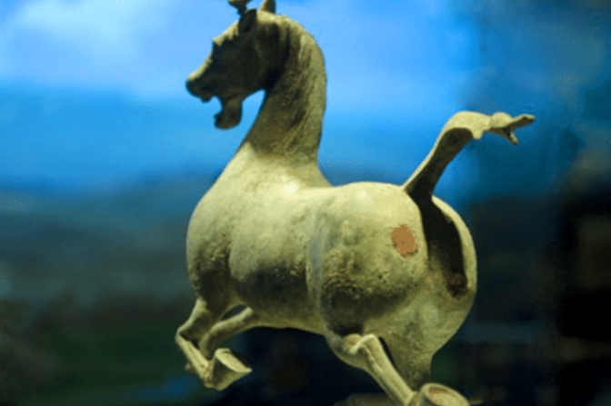 马踏飞燕■马踏飞燕成中国旅游标志，但为何从不拍正面照？网友看后忍俊不禁