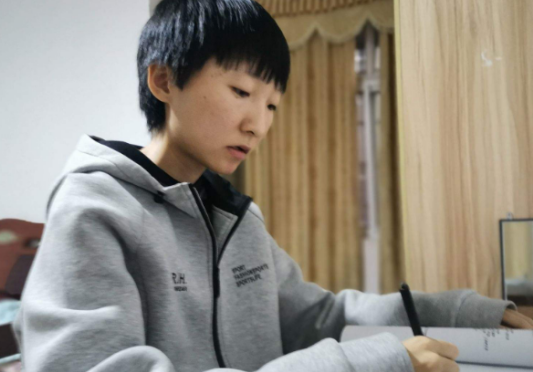 保研▲她为母放弃保研人大，选择重新高考，网友表示这就是爱