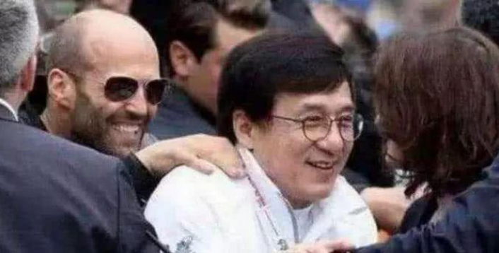向华强|成龙在国内没人敢惹，在国际地位怎样？看到杰森斯坦森态度你就懂了
