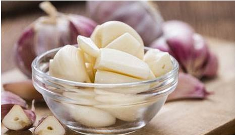 大蒜|渔人必看:蚯蚓钓鱼口难开?“最牛配方”大蒜做饵料,让你天天爆护!