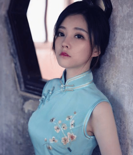 冯提莫@冯提莫直播忘开美颜，秒变40岁大妈狂掉粉，网友：又一个乔碧萝？