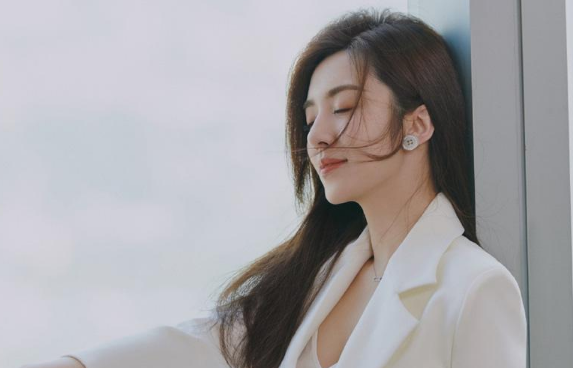 肖战|她被称为“最放得开女演员”，能把胡歌吻吐，能和张嘉译吻上百次