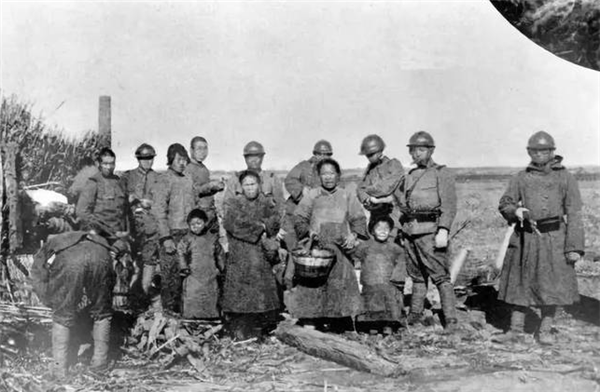 九一八事变|九一八事变真实旧照:平顶山惨案的累累白骨,女子被强迫跪在墙下