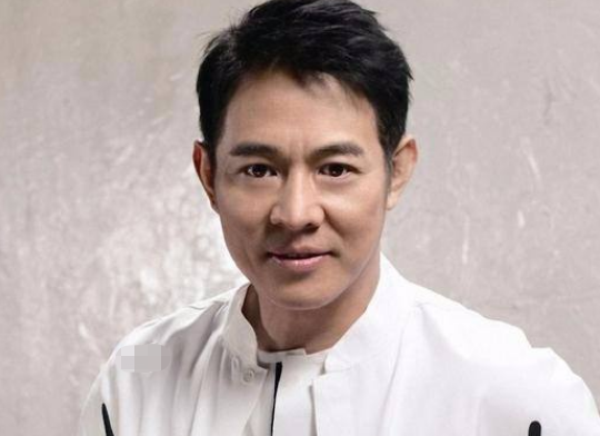 「李连杰」同样扮演“李连杰”儿子，一个武艺高强无人问津，一个却被11位大腕力捧
