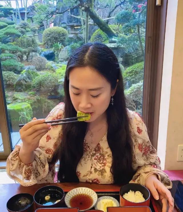 芙蓉姐姐|扮丑网红变身千万富婆。从万人怒骂到众人追捧，她只做了一件事