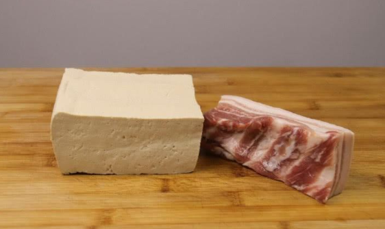 『豆腐』“早不买猪肉，晚不买豆腐”，老辈人的买菜经验，到底是啥意思？