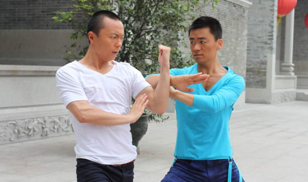 李连杰|梅艳芳对他爱不释手，李连杰把他当亲儿子，却因周润发一句话从此无人问津