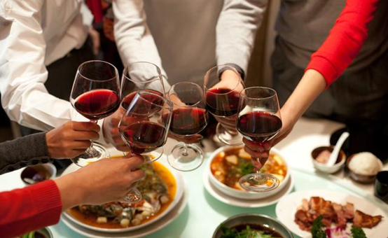 |新员工请师傅吃饭，老员工狂点贵菜，买单时想打人，师傅：别给脸