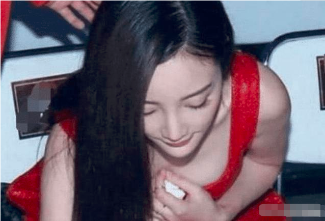 迪丽热巴|女星的“防走光”手势，迪丽热巴有效，柳岩遮与没遮有差别？