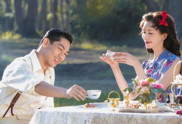 [林志玲]林志玲婚后越来越温柔，穿花朵裙和丈夫野餐，越来越像日本贵妇