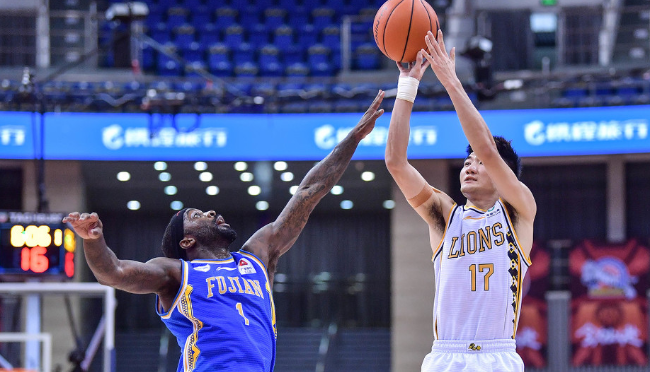 孙铭徽|黑12奇迹！福建132-119淘汰广厦，劳森37+7+17，孙铭徽45分