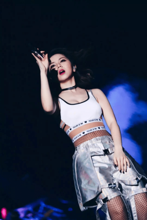 邓紫棋|邓紫棋走红之前什么样?看到她照片后,网友:这才是男人喜欢的样子