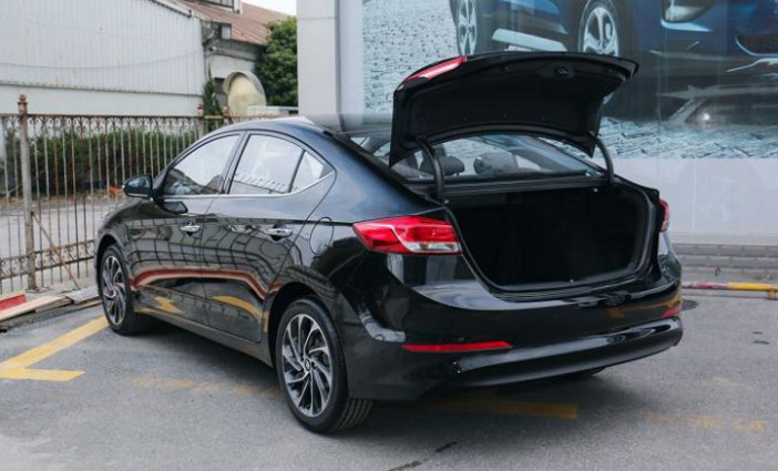 别克英朗：8万还看三缸别克英朗？这合资车四个缸，轴距2米7，百公里油耗5.5L