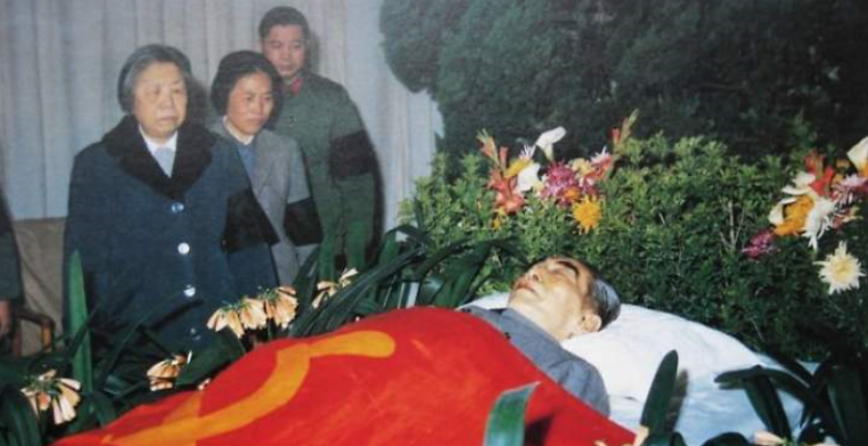 八宝山|邓小平逝世后，为何没安葬在八宝山，而是将骨灰洒向了大海？