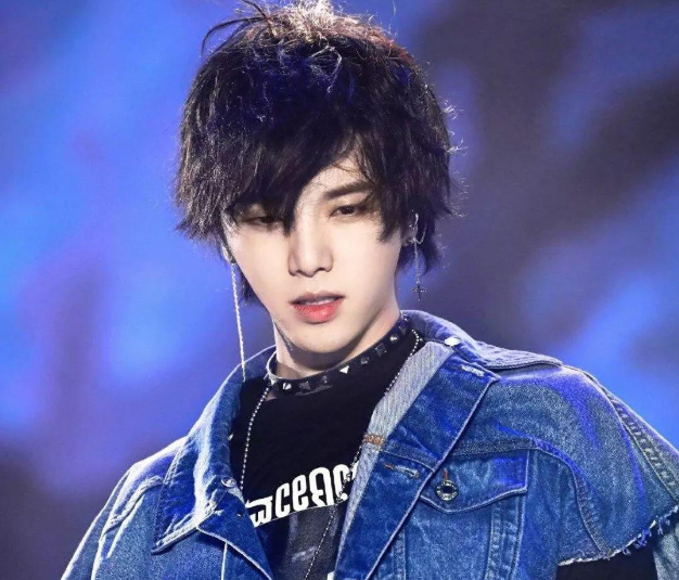 华晨宇|?歌坛大佬转眼人设崩塌！过气歌手华宇晨，人人喊打为哪般？