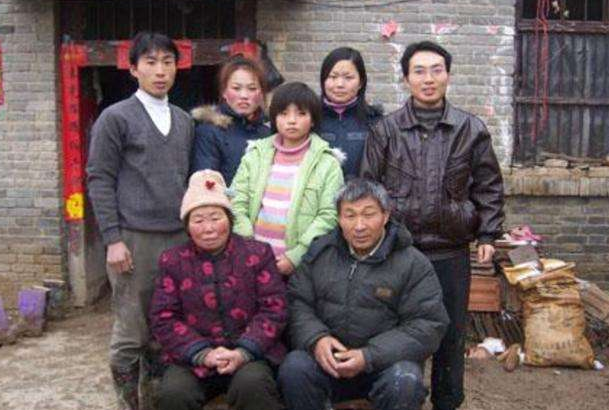 「」15年前感动中国，带着妹妹读大学的洪战辉，985毕业后过得怎样？