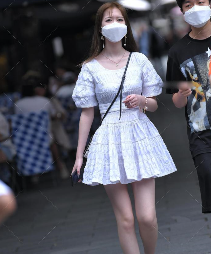 小姐姐|仙女裙配锁骨项链，打造甜美时尚气质