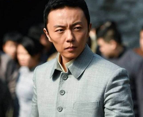 「李连杰」同样扮演“李连杰”儿子，一个武艺高强无人问津，一个却被11位大腕力捧