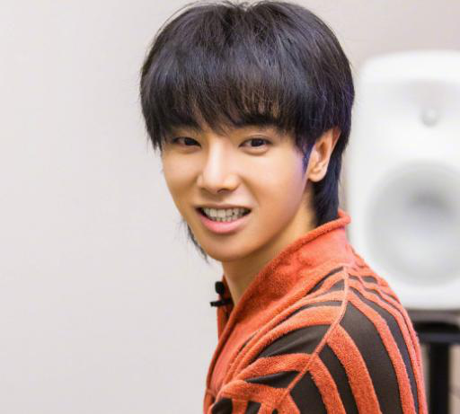 [华晨宇]华晨宇综艺节目被“淋到脱妆”，看清他的素颜后，网友：有点“惨不忍睹”