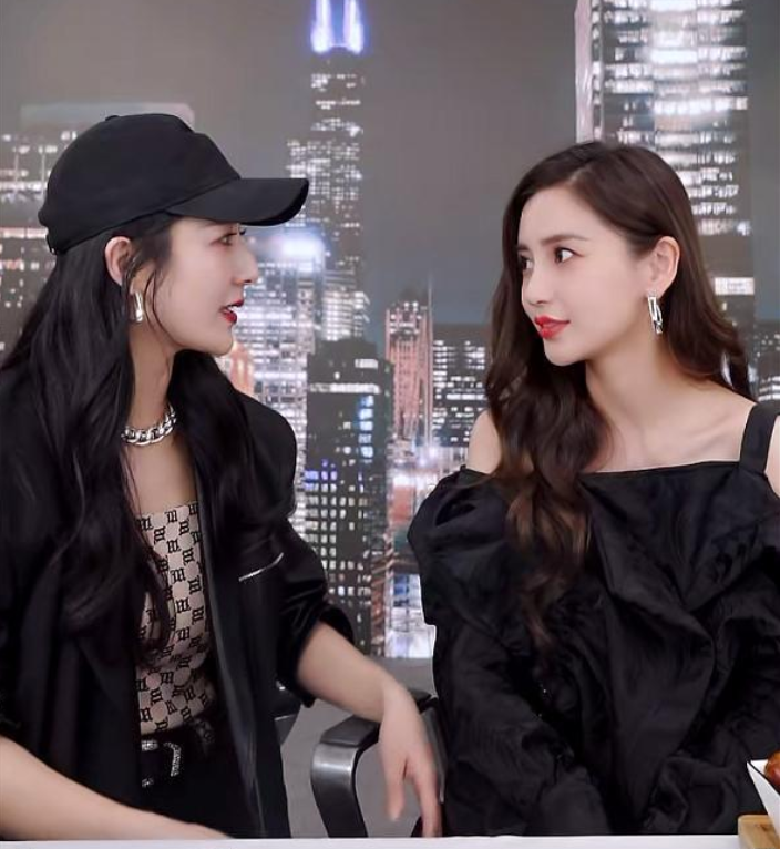Angelababy|Angelababy做客薇娅的直播间，秀美腿来带货，上万马丁靴一秒抢空