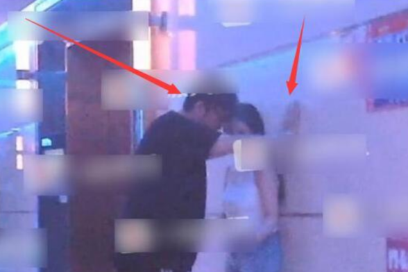 李湘|李湘胖到收不住？宽松西装裤还是显出“大象腿”，140斤体重太真实