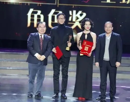 「卷发」刘琳剪短发判若两人,卷发红唇很港风,没想《知否》王大娘子这么美