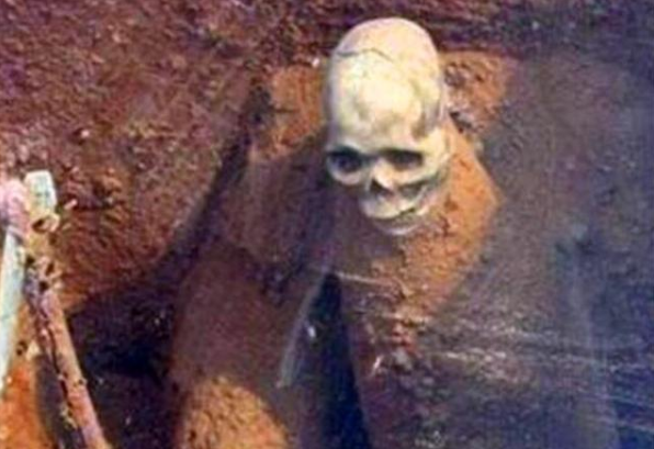 【武则天】千年古墓被发掘，专家进入墓中，发现墓门后面竟站着一个人