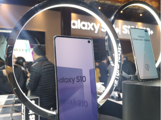 「旗舰机」旗舰机出现这种配置的话，就别买了吧，不配有旗舰机的称号