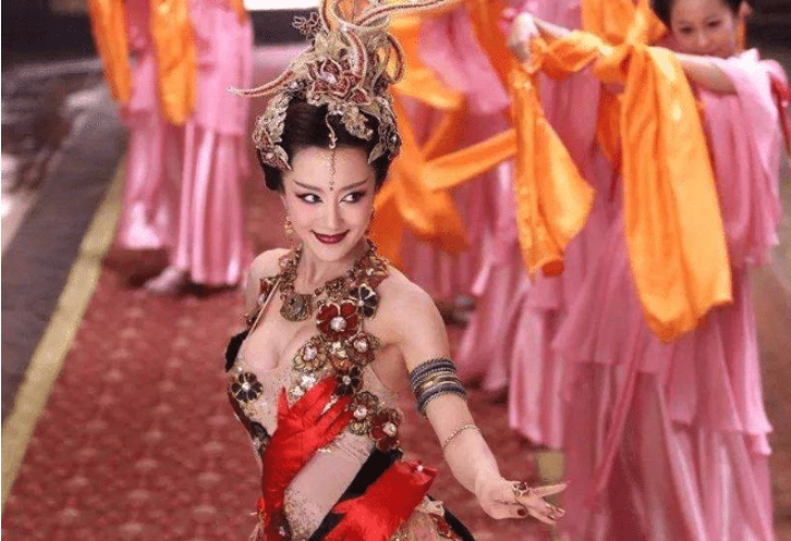 迪丽热巴|迪丽热巴被嘲“太保守”没法演妲己,当看到流出照后,全网惨糟打脸!
