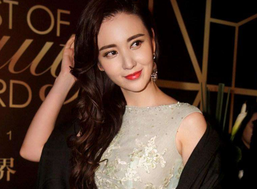 『张萌』张萌携老公女儿出街，当街拥抱太甜蜜，满身奢侈品？