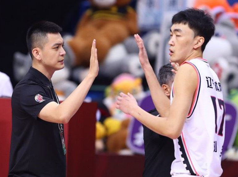 郭艾伦|杨鸣胆子太大了！首秀把大侄子贬去打替补，却收获55分狂胜被认可