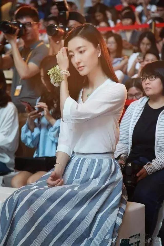 赵丽颖|女明星们的坐姿: 唐嫣高贵, 王丽坤像仙女, 赵丽颖才是亮点